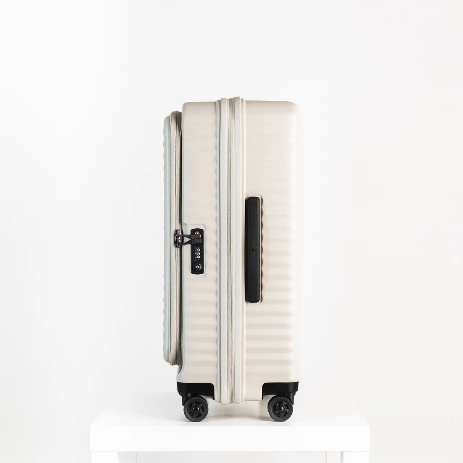 エコーラック セレストラ Mサイズ スーツケース