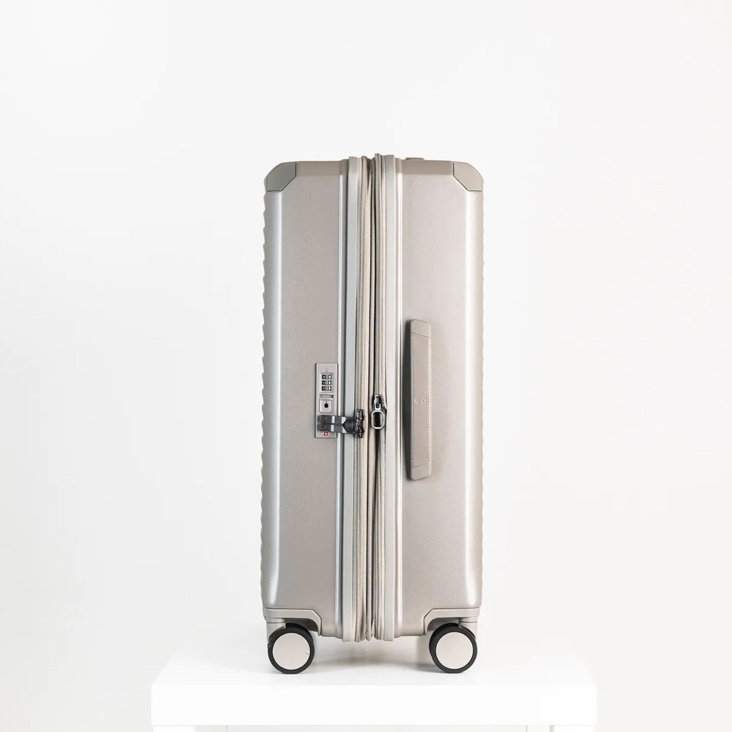 エコーラック ショーグンEVO Mサイズ 中型スーツケース