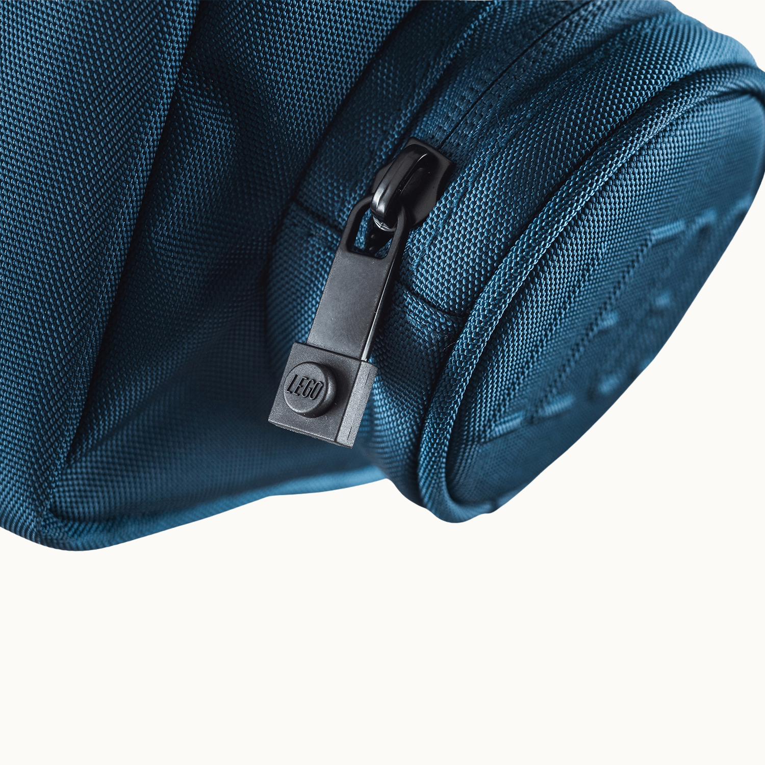 SIGNATURE BRICK 1X2 SLING BAG