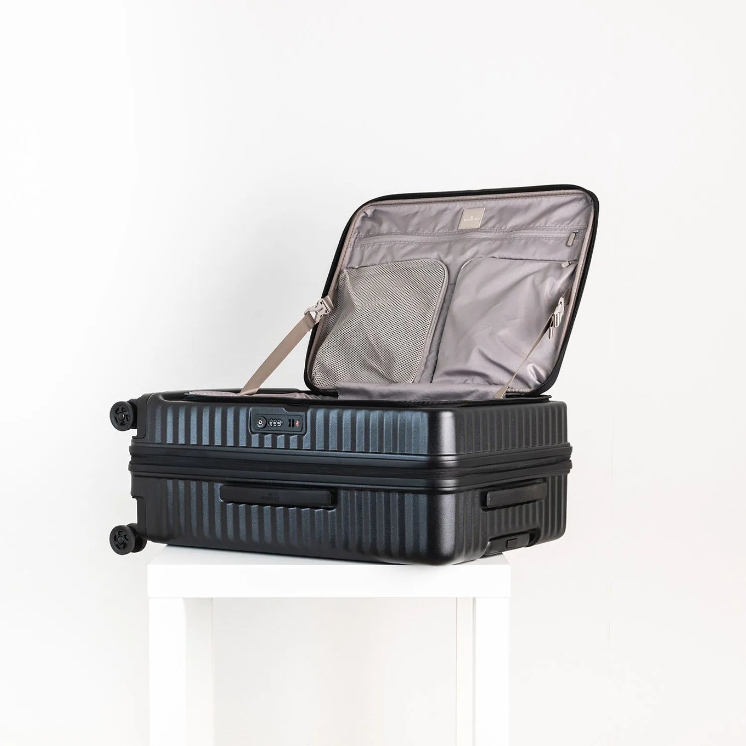 エコーラック セレストラ Mサイズ スーツケース