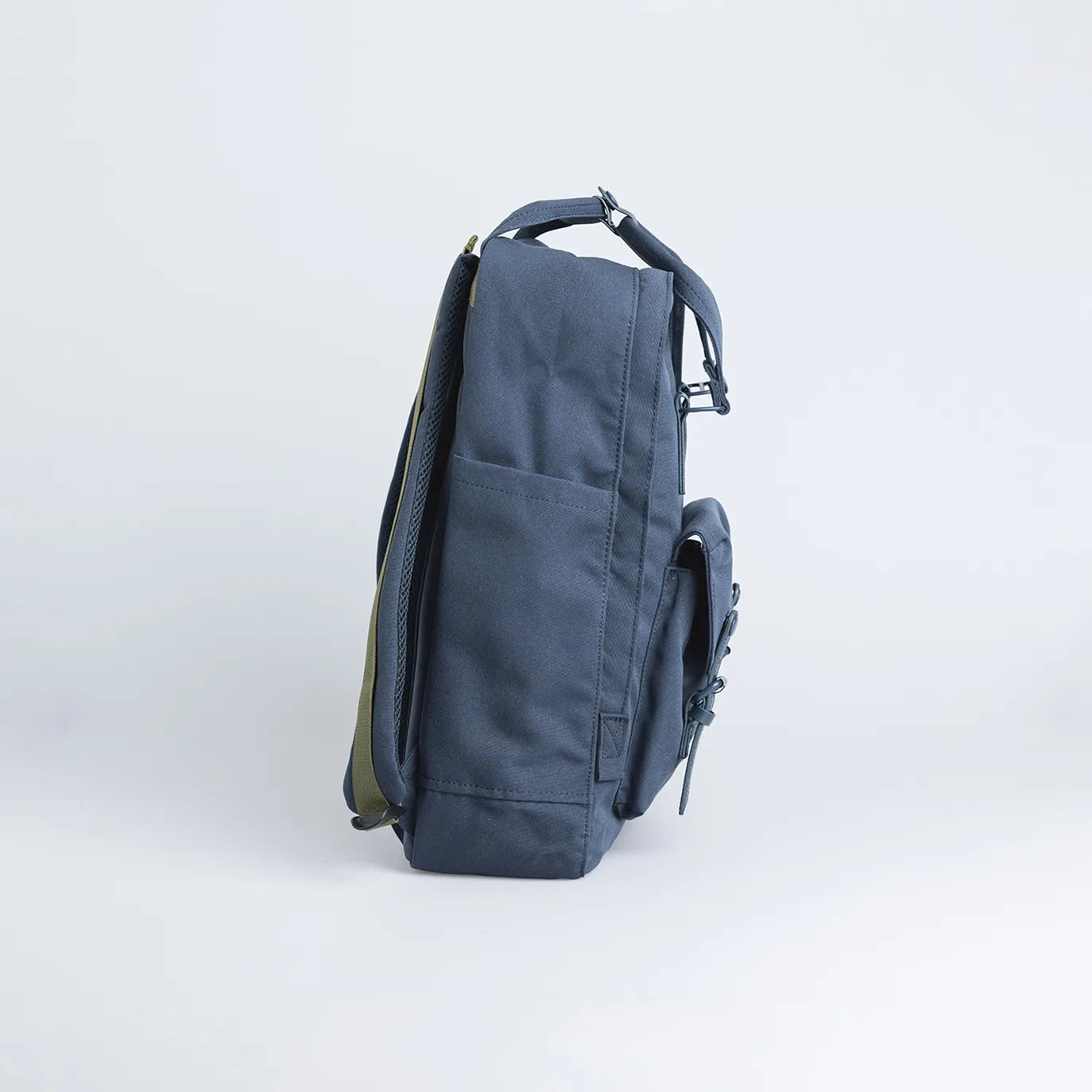 ドーナツ マカロン ラージ メディテイティブ ダークス 大容量リュック 20L
