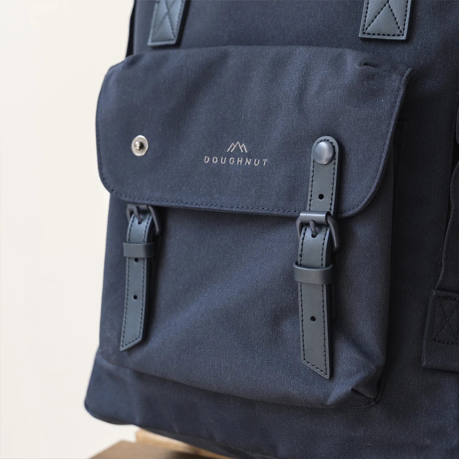 ドーナツ マカロン ラージ メディテイティブ ダークス 大容量リュック 20L