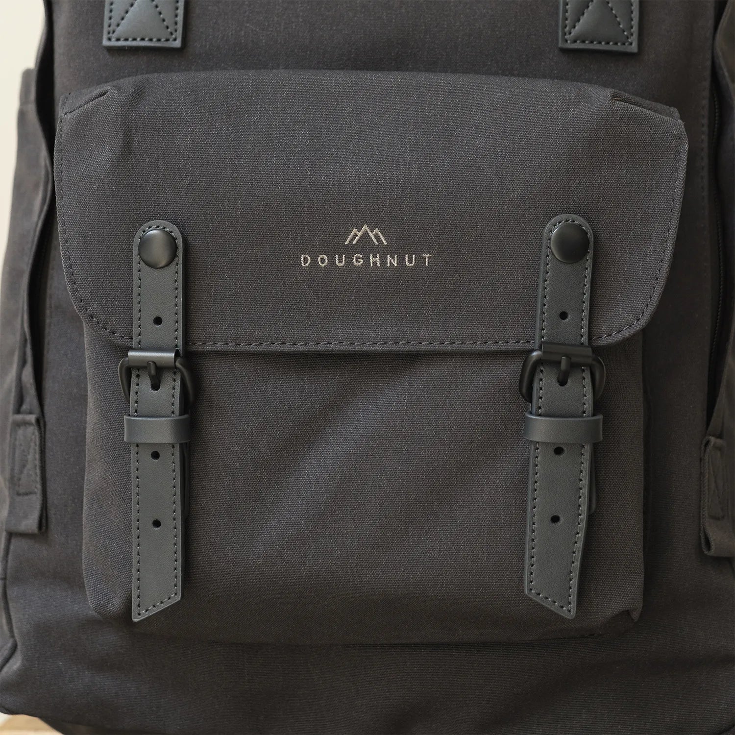 ドーナツ マカロン ラージ メディテイティブ ダークス 大容量リュック 20L