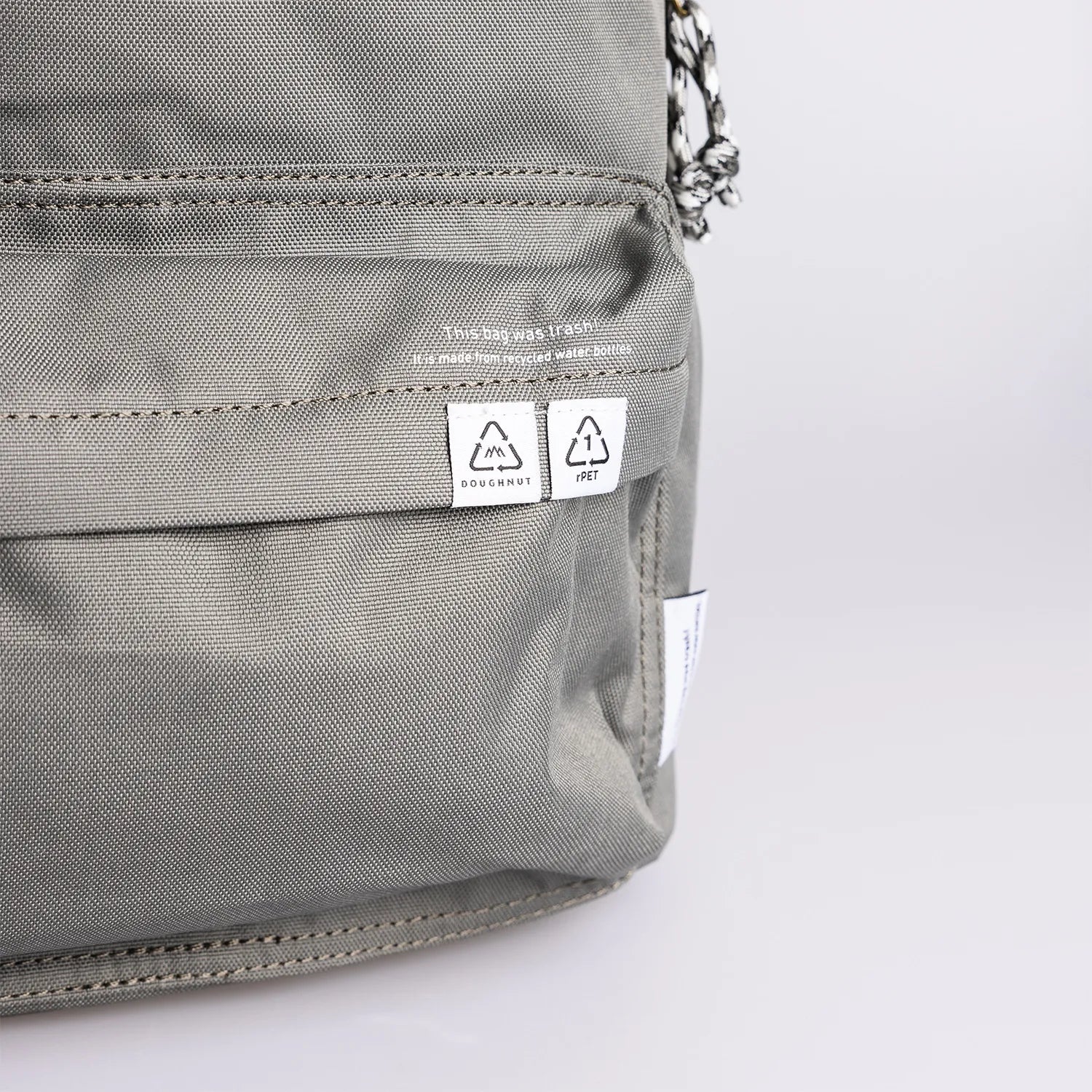 ドーナツ プラスワン リボーン 防水 A4 軽量 通学 バックパック 24L