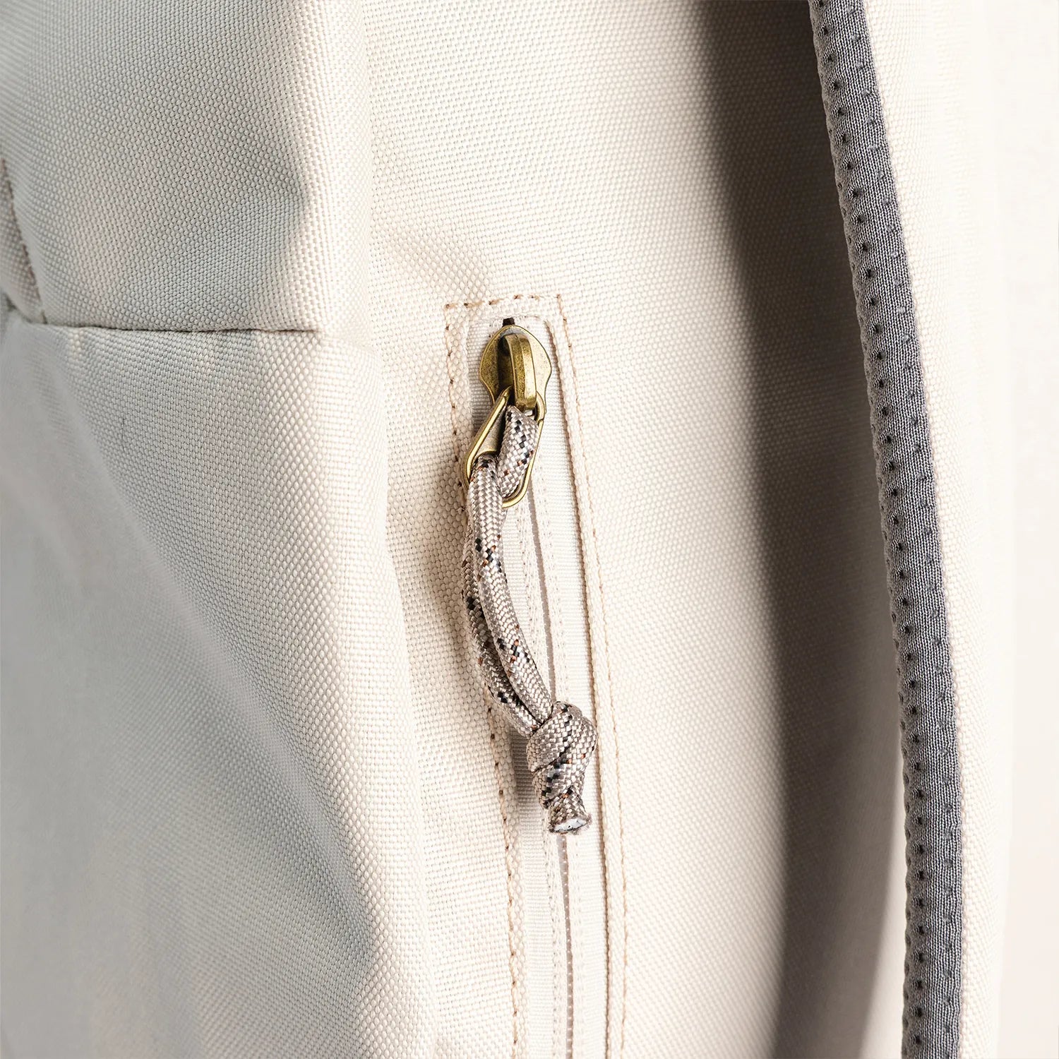 ドーナツ プラスワン リボーン 防水 A4 軽量 通学 バックパック 24L