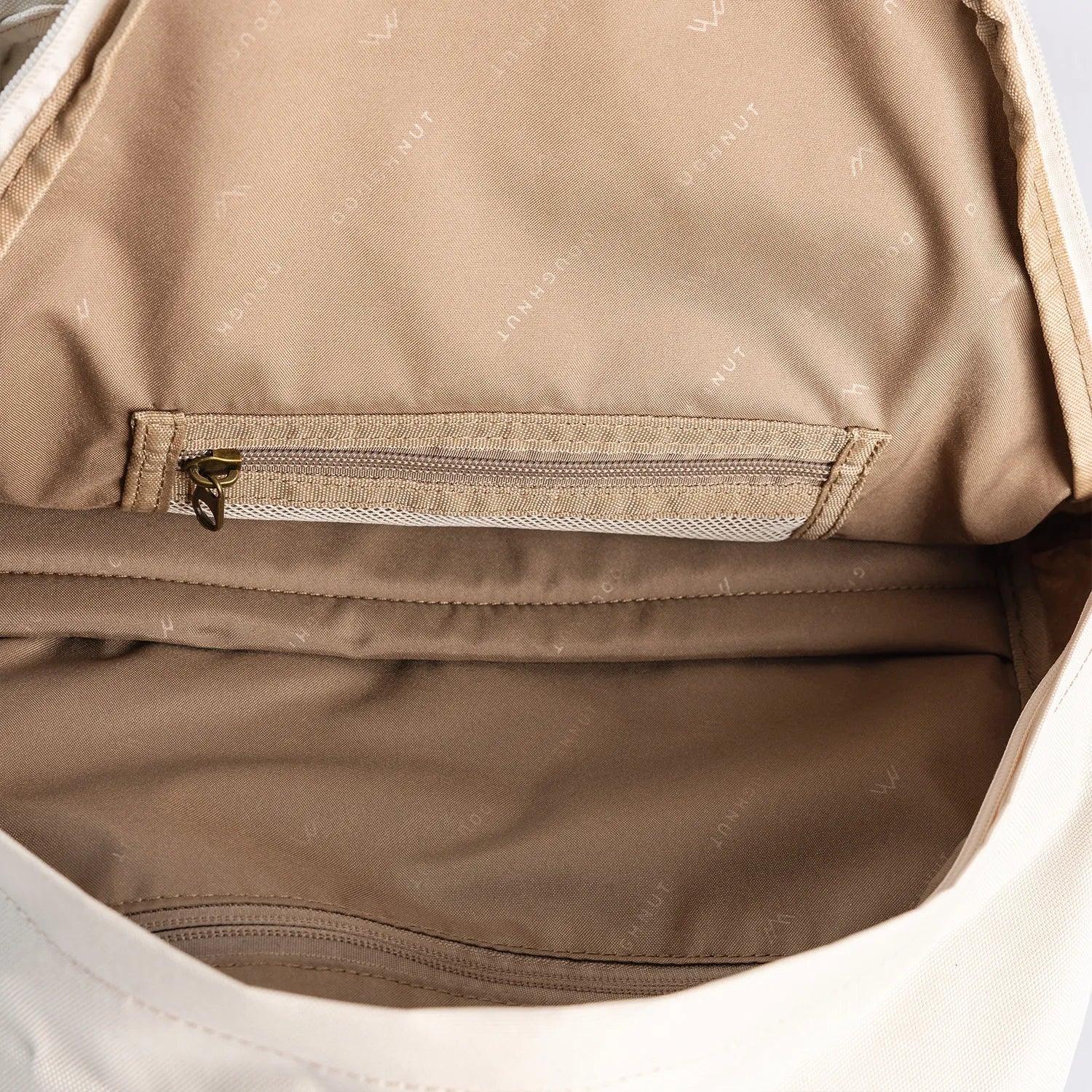 ドーナツ プラスワン リボーン 防水 A4 軽量 通学 バックパック 24L