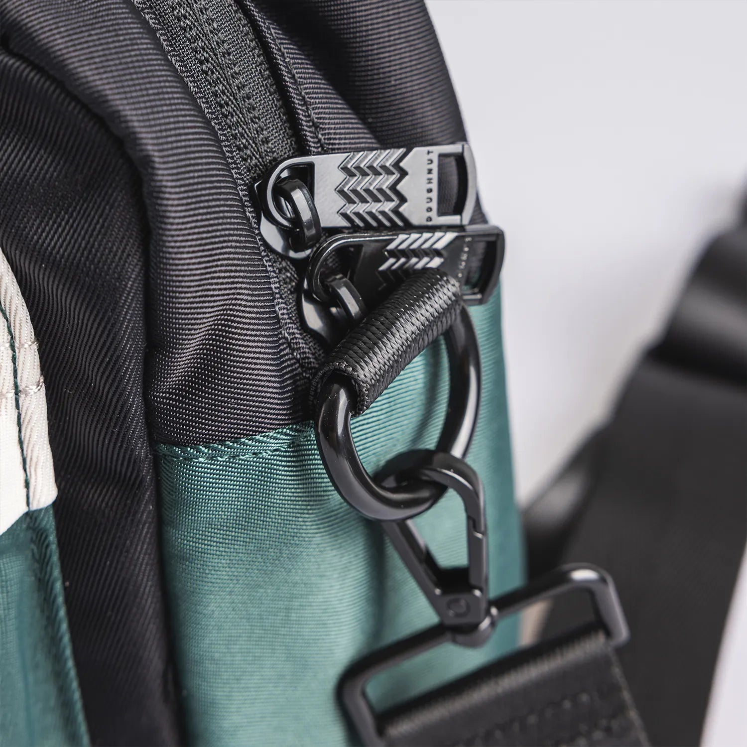 ドーナツ サッチェル ルーセント 透明ポケット付き ショルダーバッグ 痛バッグ 9L