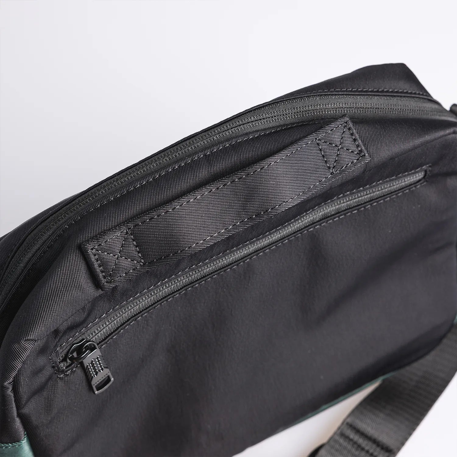 ドーナツ サッチェル ルーセント 透明ポケット付き ショルダーバッグ 痛バッグ 9L